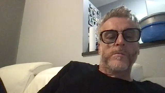 Axl hot online show from April 21, 2026, 5:50 pm