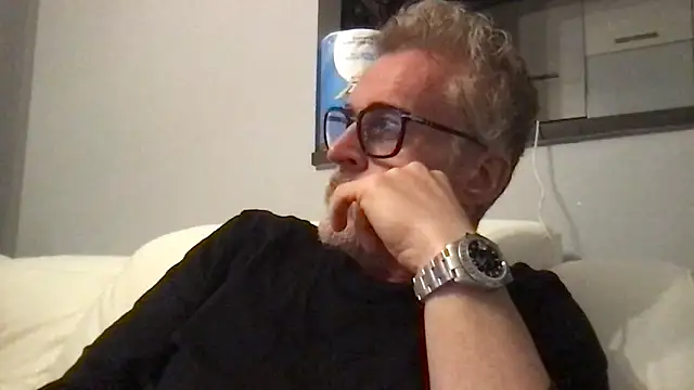 Axl hot online show from April 22, 2026, 8:54 pm