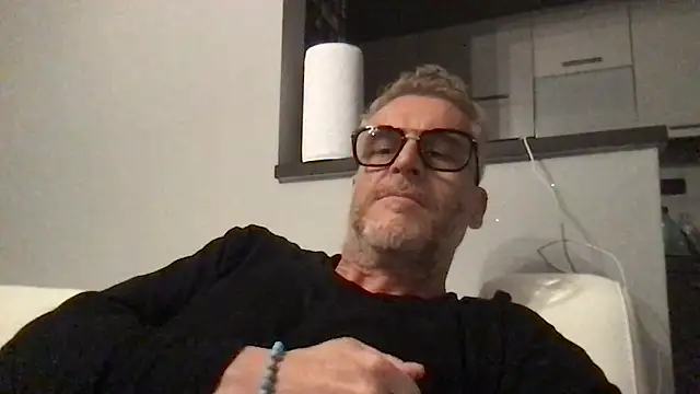 Snapshot of Axl_hot chatting on April 30, 2026, 8:57 pm Axl hot online show from April 30, 2026, 8:57 pm