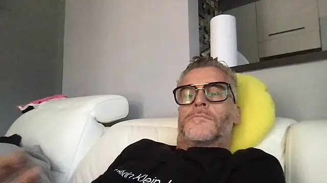 Snapshot of Axl_hot chatting on May 1, 2026, 12:54 pm Axl hot online show from May 1, 2026, 12:54 pm