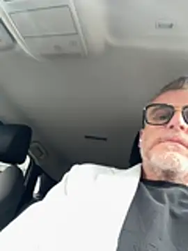 Snapshot of Axl_hot chatting on May 4, 2026, 10:33 am Axl hot online show from May 4, 2026, 10:33 am