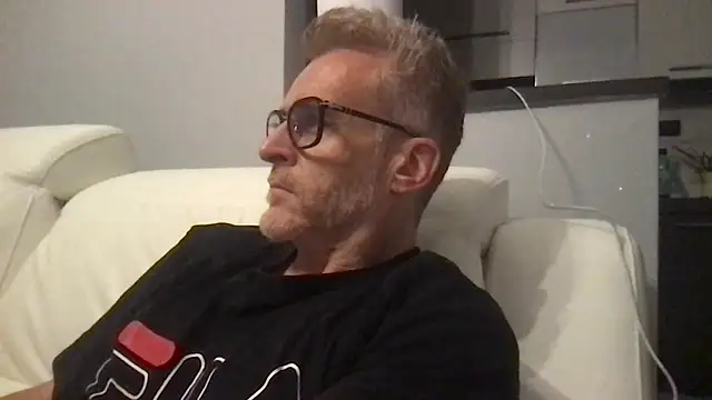 Snapshot of Axl_hot chatting on May 8, 2026, 10:37 pm Axl hot online show from May 8, 2026, 10:37 pm