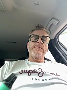 Snapshot of Axl_hot chatting on May 13, 2026, 3:42 pm Axl hot online show from May 13, 2026, 3:42 pm