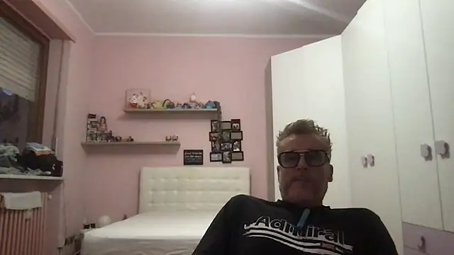 Snapshot of Axl_hot chatting on May 22, 2026, 7:19 pm Axl hot online show from May 22, 2026, 7:19 pm