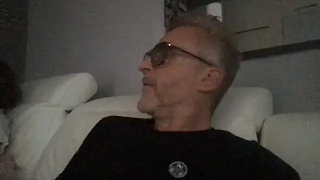 Snapshot of Axl_hot chatting on May 28, 2026, 6:27 pm Axl hot online show from May 28, 2026, 6:27 pm