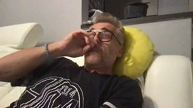 Snapshot of Axl_hot chatting on May 31, 2026, 9:05 pm Axl hot online show from May 31, 2026, 9:05 pm