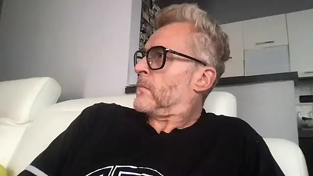 Snapshot of Axl_hot chatting on June 2, 2026, 10:17 am Axl hot online show from June 2, 2026, 10:17 am