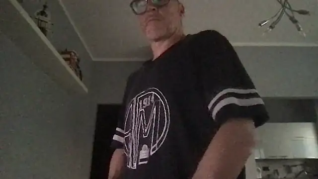 Snapshot of Axl_hot chatting on June 9, 2026, 6:41 pm Axl hot online show from June 9, 2026, 6:41 pm