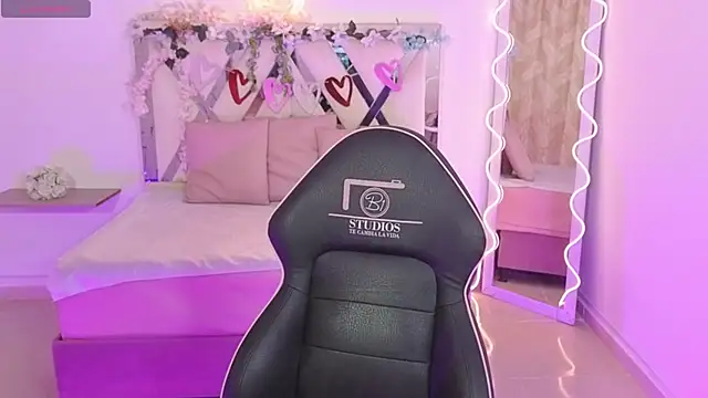 ZURY TAY online show from September 21, 2025, 11:45 am