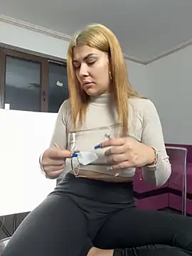 MiaKiittyy online show from November 11, 2025, 1:16 am