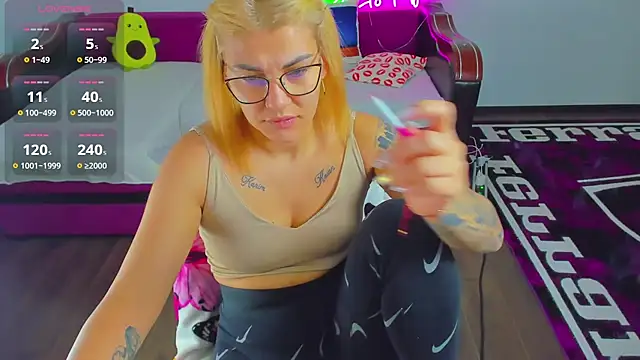 MiaKiittyy online show from November 29, 2025, 1:08 am