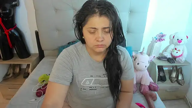 TifanyAmazinng online show from November 27, 2025, 12:29 pm