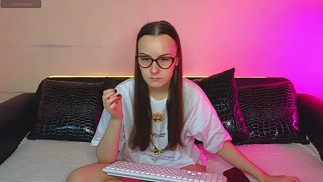 Kelly Cartier online show from October 14, 2025, 12:06 pm