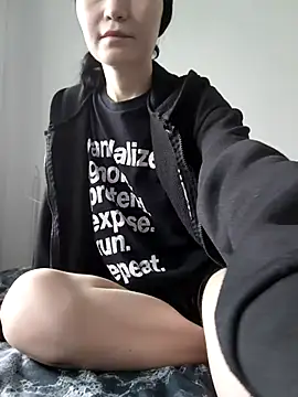 DragonFoxie online show from November 10, 2025, 10:25 am