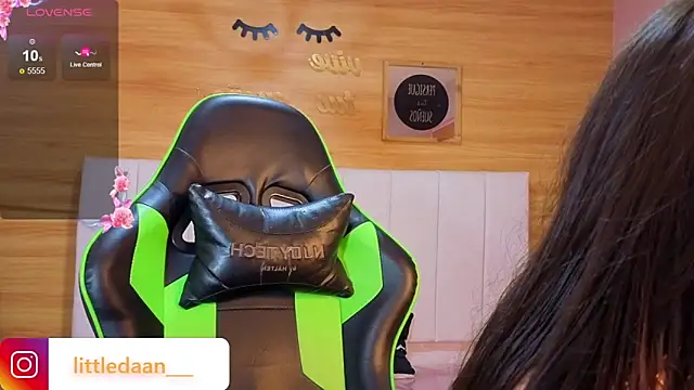 Abril Velvet a  online show from December 19, 2025, 12:34 pm