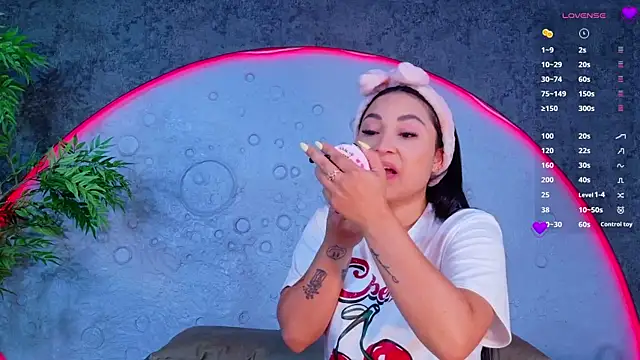ReinaChloe online show from May 9, 2026, 4:01 pm