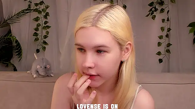 ElizSpieth online show from November 13, 2025, 1:04 am