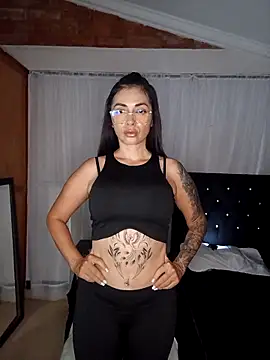 Snapshot of laura_luxe chatting on March 21, 2026, 12:04 am laura luxe online show from March 21, 2026, 12:04 am