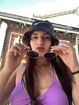 samaantha lux online show from February 24, 2026, 8:40 pm