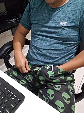 Snapshot of Carloskasado chatting on October 28, 2025, 12:03 am Carloskasado online show from October 28, 2025, 12:03 am