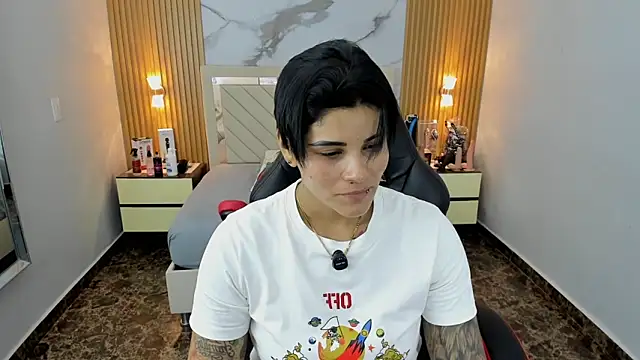 KAROLLJONES1 online show from December 22, 2025, 7:33 pm