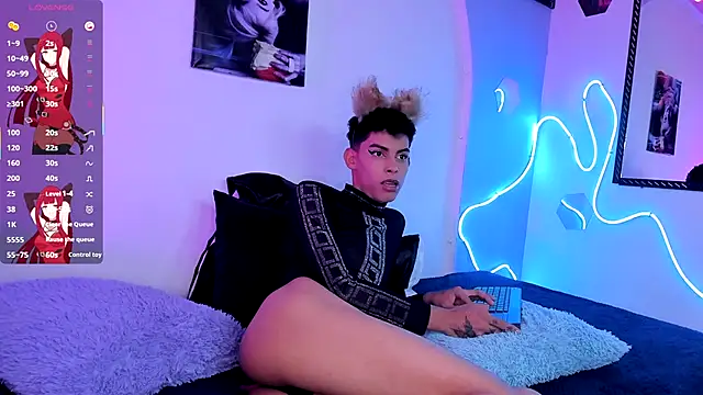 Room 69x online show from September 12, 2025, 1:33 pm