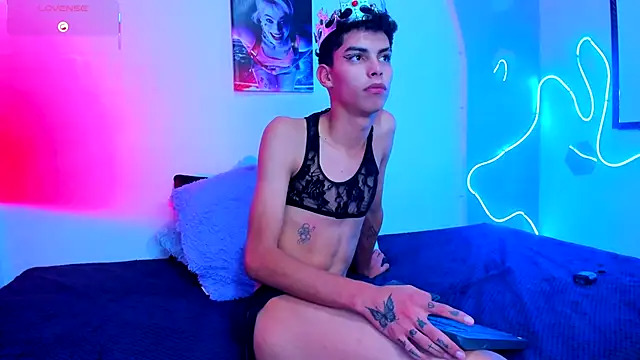 Room 69x online show from September 25, 2025, 4:43 pm