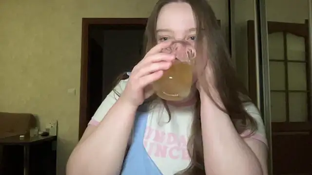 Snapshot of Alice898 chatting on October 3, 2025, 3:53 pm Alice898 online show from October 3, 2025, 3:53 pm