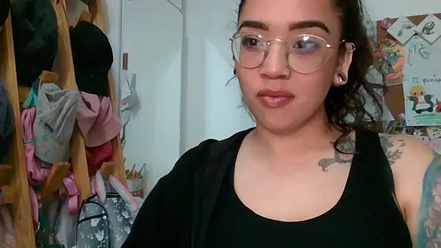 Snapshot of GypsyMamacita chatting on September 17, 2025, 2:52 pm GypsyMamacita online show from September 17, 2025, 2:52 pm