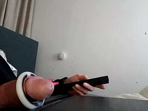 Snapshot of handsome8inchh chatting on March 2, 2026, 12:35 am handsome8inchh online show from March 2, 2026, 12:35 am