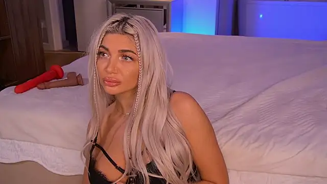 ElsaSinn online show from October 13, 2025, 4:01 am