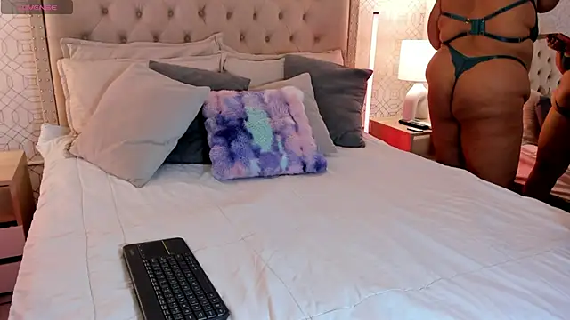 BellaNixs online show from November 7, 2025, 3:39 am