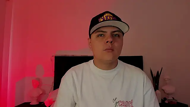 Snapshot of NoahLux chatting on September 12, 2025, 7:47 pm NoahLux online show from September 12, 2025, 7:47 pm