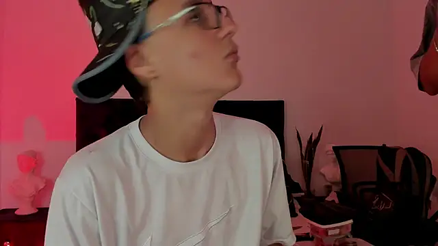 Snapshot of NoahLux chatting on September 16, 2025, 7:04 pm NoahLux online show from September 16, 2025, 7:04 pm
