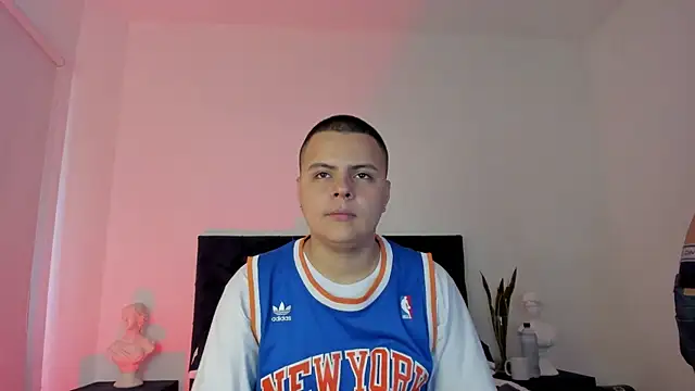 Snapshot of NoahLux chatting on September 18, 2025, 8:11 pm NoahLux online show from September 18, 2025, 8:11 pm