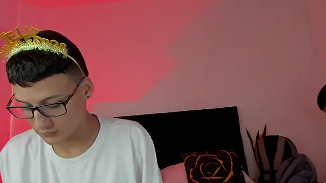 Snapshot of NoahLux chatting on September 23, 2025, 6:55 pm NoahLux online show from September 23, 2025, 6:55 pm