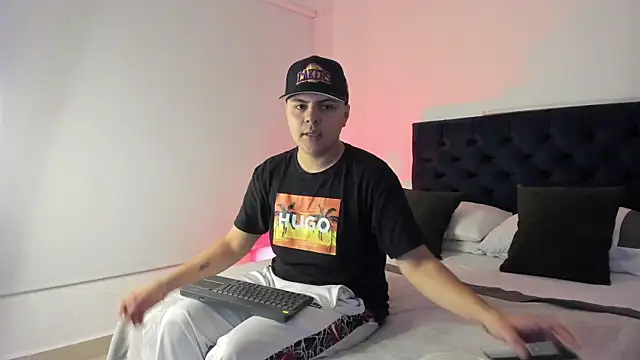 Snapshot of NoahLux chatting on October 1, 2025, 7:31 pm NoahLux online show from October 1, 2025, 7:31 pm