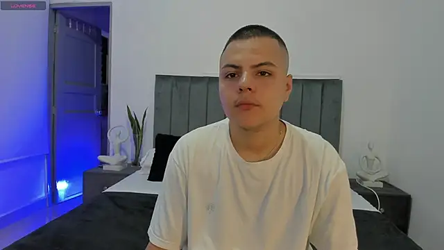 Snapshot of NoahLux chatting on October 17, 2025, 6:32 pm NoahLux online show from October 17, 2025, 6:32 pm