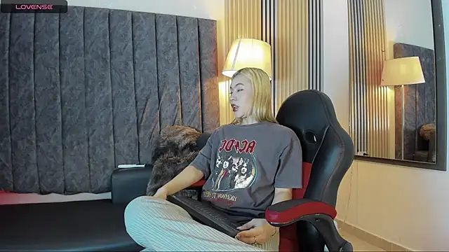 rubby lux online show from November 21, 2025, 5:11 pm