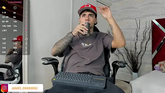 JamesDeker online show from September 17, 2025, 7:59 pm