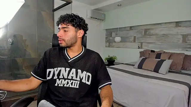 RaphaelDufort online show from December 17, 2025, 5:41 pm