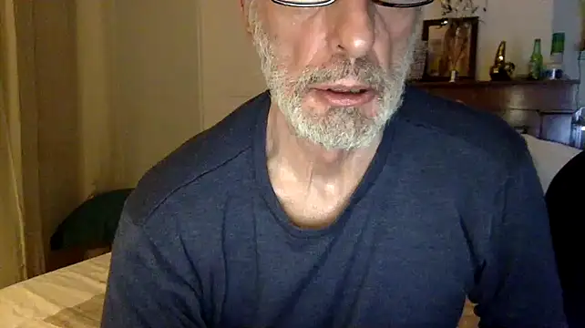 Snapshot of JF69100 chatting on February 6, 2026, 1:10 am JF69100 online show from February 6, 2026, 1:10 am