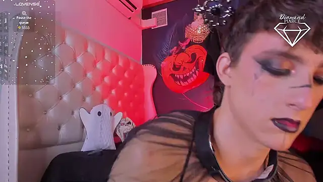 Diamond Piarce online show from October 31, 2025, 11:39 pm