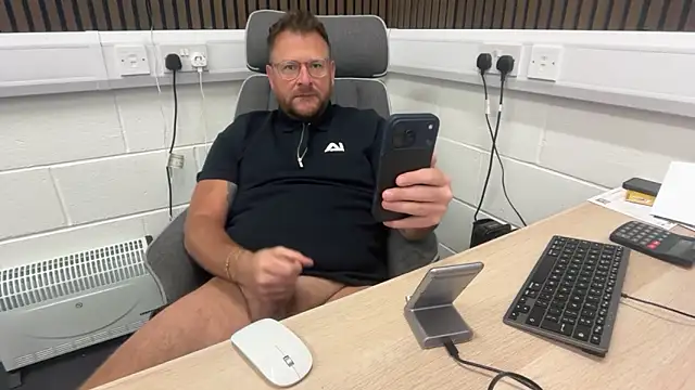 Snapshot of bilf1978 chatting on June 4, 2026, 6:52 am bilf1978 online show from June 4, 2026, 6:52 am