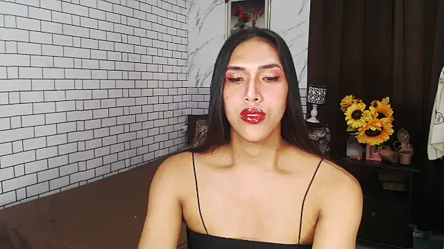 Latinahugecock online show from October 6, 2025, 3:20 pm