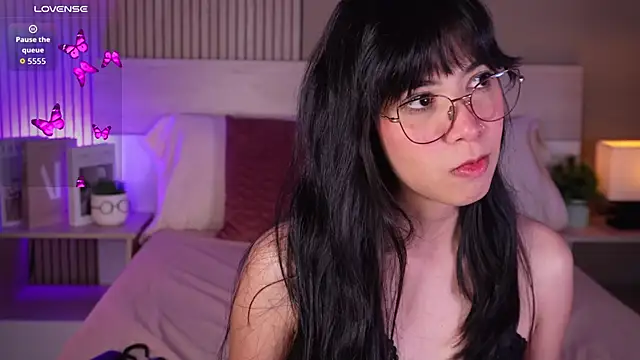 Snapshot of aprilqueenie chatting on May 15, 2026, 7:43 pm aprilqueenie online show from May 15, 2026, 7:43 pm