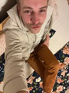 Skinny0150 online show from November 18, 2025, 10:47 pm