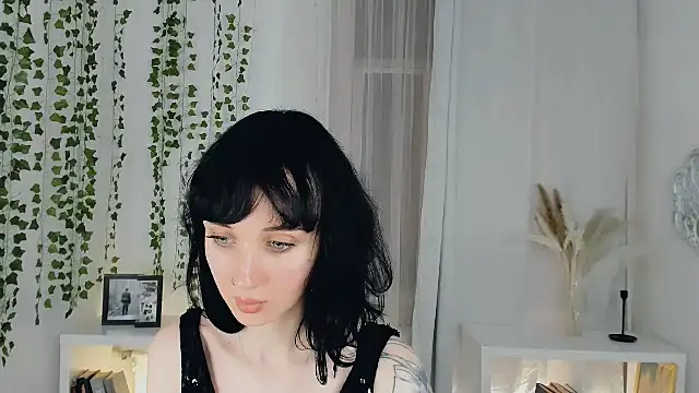 HollyVex online show from November 23, 2025, 3:56 pm