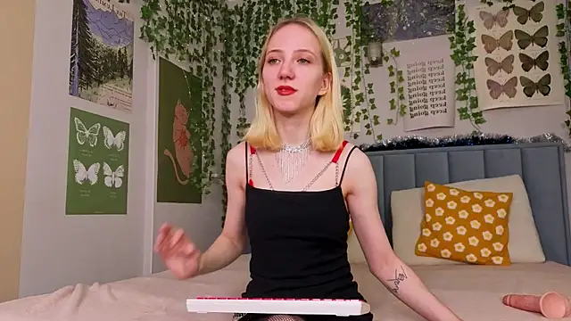 EmmaNovak online show from December 16, 2025, 11:48 am