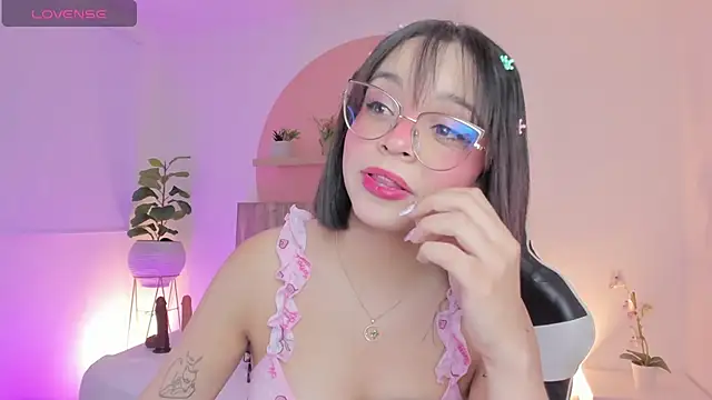 Clara Luu online show from April 9, 2026, 2:55 am